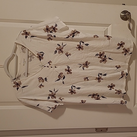 3/$27 Bleu gray floral tee - Picture 1 of 5